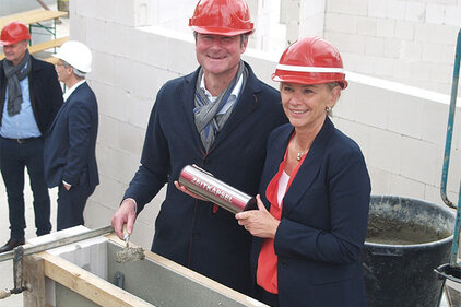 Die Zeitkapsel wird eingesetzt Die Zeitkapsel wird eingesetzt