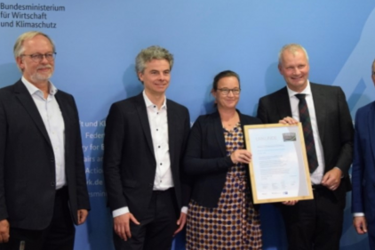Bundeswirtschaftsministerium würdigt die Buhck Gruppe als Klimaschutz-Unternehmen Übergabe der Urkunde durch das Bundeswirtschaftsministerium an die Buhck Gruppe